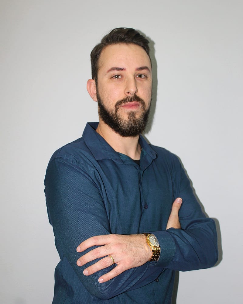 Alexandre Coelho, CEO da Rekrutar, de braços cruzados