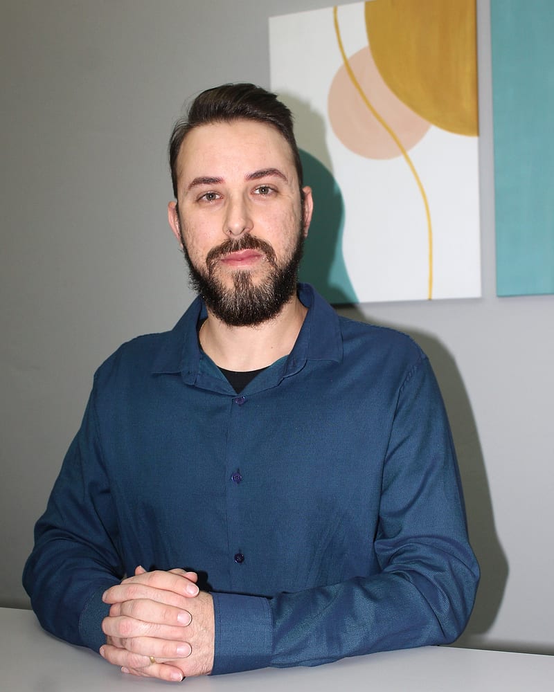 Alexandre Coelho sentado à mesa do escritório da Rekrutar